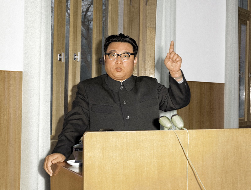 Великий Ким Ир Сен выдвигает линию на параллельное ведение экономического и оборонного строительства на V Пленуме ЦК ТПК четвертого созыва. Декабрь 1962 года.