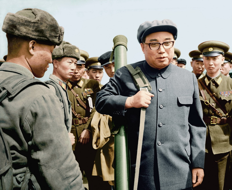Великий Ким Ир Сен прикидывает на себе вес оружия военнослужащих. Апрель 1969 года.