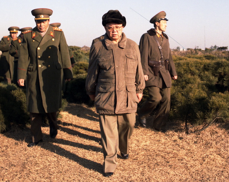 Великий Ким Чен Ир посещает заставу в сосновом бору. Январь 1995 года.