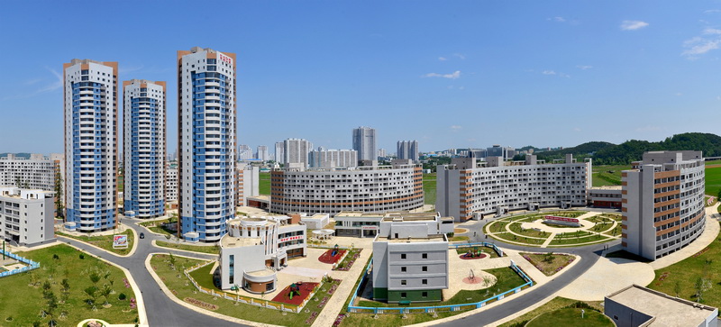 Жилые дома в районе Тэпхёна за городом Пхеньяна.