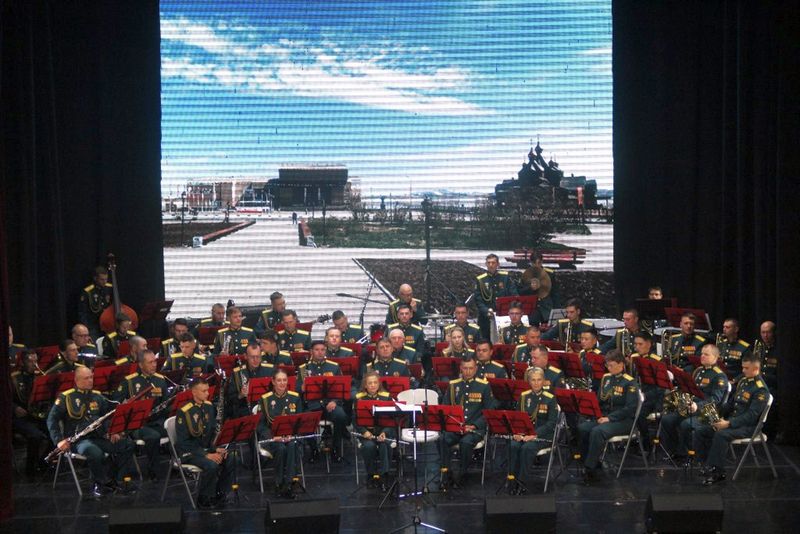 Музыканты военного оркестра штаба Восточного военного округа дали концерт в Анадыре