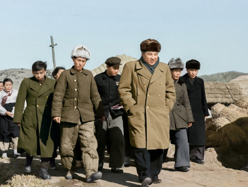 Ким Ир Сен в Вонхваском сельхозкооперативе села Саным уезда Сунан. Февраль 1956 года.