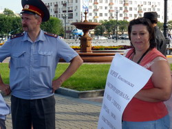 Полковник милиции Андрей Золотухин (слева)/ Нажмите, чтобы УВЕЛИЧИТЬ (нажмите, чтобы увеличить)