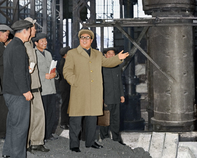 Ким Ир Сен на Кансонском сталелитейном заводе ознакомляется с прессом мощностью в 6 тыс. тонн, изготовленным рабочими Рёнсона. Апрель 1969 года.