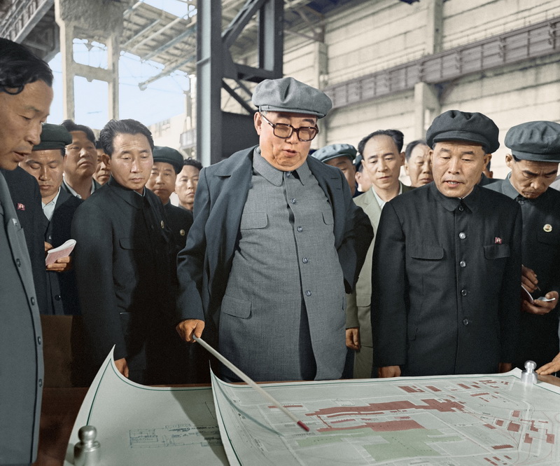Ким Ир Сен руководит на месте работой по строительству цеха холодной прокатки филиала Металлургического завода им. Ким Чака. Июнь 1979 года.