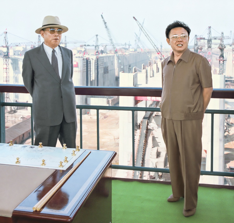 Ким Ир Сен и Ким Чен Ир на стройке Западноморского гидрокомплекса. Сентябрь 1985 года.