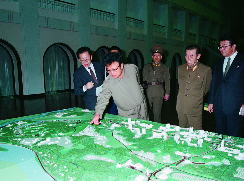 Ким Чен Ир у макета строительства города Пхеньяна. Март 1985 года.