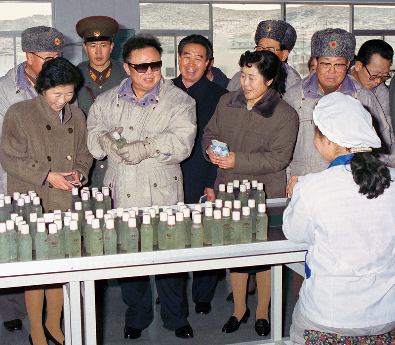 Ким Чен Ир на Синичжуской косметической фабрике. Декабрь 2001 года.