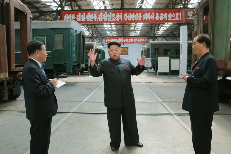 Ким Чен Ын в Электровозостроительном объединении им. Ким Чон Тхэ. Июль 2015 года.