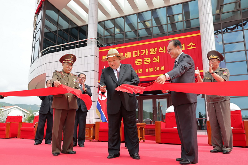 Ким Чен Ын на церемонии ввода в строй Марикультурного хозяйства в уезде Раквон. Август 2025 года.