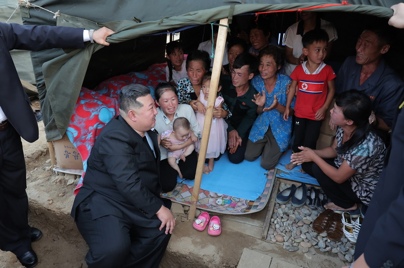 Ким Чен Ын посещает палатки, где временно находятся жители, пострадавшие от наводнения, и утешает их. Август 2024 года.