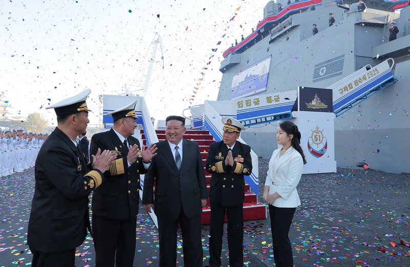 Ким Чен Ын на церемонии спуска на воду эсминца ВМС КНА. Апрель 2025 года.