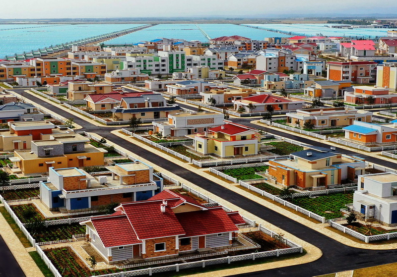 Рёнпхоское тепличное хозяйство и жилые дома.