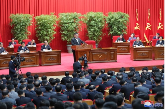 Генеральный секретарь ТПК Ким Чен Ын посетил Центральную школу по подготовке кадров партии и выступил со знаменательной лекцией