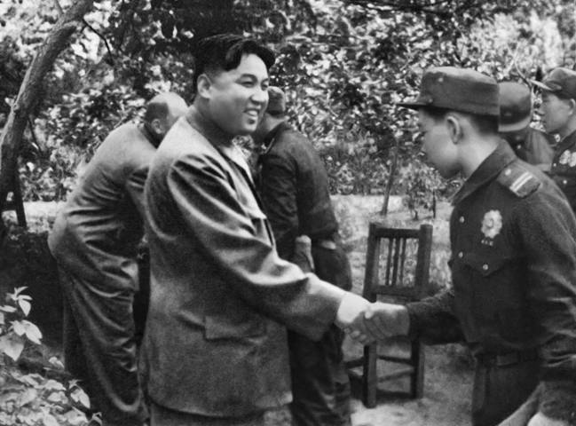 Великий вождь товарищ Ким Ир Сен с бойцами Народной Армии. Июнь 1951 года.