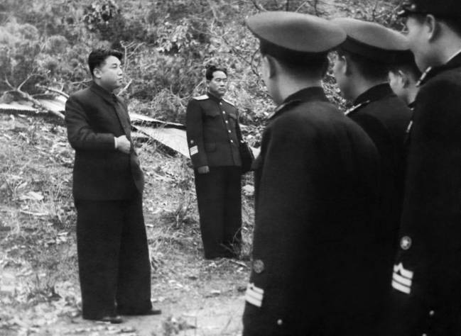 Великий вождь товарищ Ким Ир Сен дает программные указания в связи с укреплением ВМС. Декабрь 1951 года.