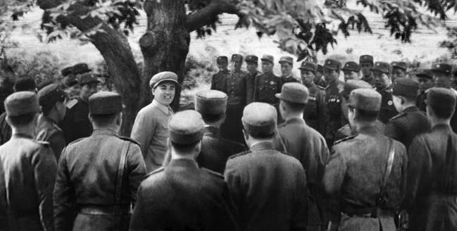 Великий вождь товарищ Ким Ир Сен дает указания в связи с усилением боевой подготовки. Июнь 1952 года.