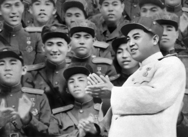 Великий вождь товарищ Ким Ир Сен среди Героев КНДР. Август 1953 года.