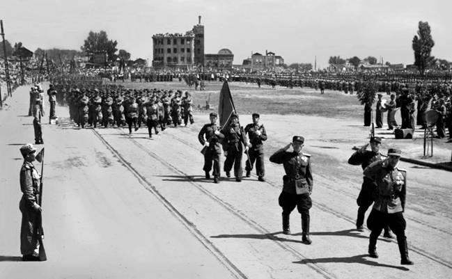 Героические воины КНА твердой поступью шагают по площади с гордостью за победу в войне.