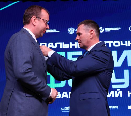 Звания «Заслуженный работник сферы массовых коммуникаций» удостоен директор Хабаровской студии телевидения Александр Ким директор филиала «Российской газеты» в Хабаровске Сергей Сайко