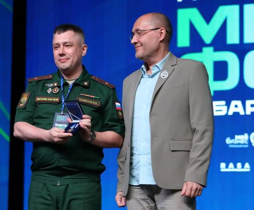 Нагрудным знаком «Честь. Достоинство. Профессионализм» награжден майор Вячеслав Семенов - заместитель главного редактора газеты «Суворовский натиск», участник СВО