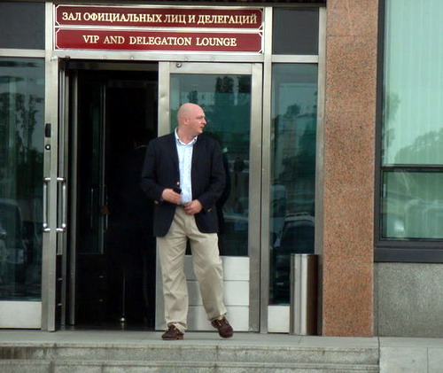 Ответственный за связи Вячеслав Кушнарев ожидает прибытия босса