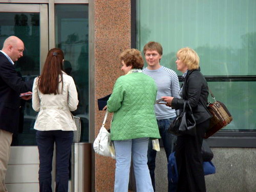 Слева направо: начальник управления международных отношений Кушнарев, первый вице-мэр Наталья Войновская (в салатной телогрейке), член КИК Алексей Литвинов (в тельняшке), Наталья Алешина, помощник мэр