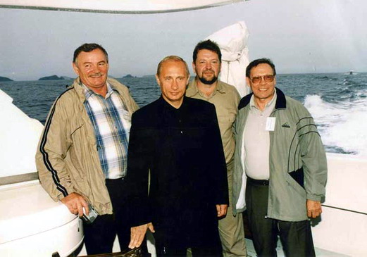 Слева направо:В. Сергиенко,президент ДВО РАН-под следствием;В. Путин-в 2002 г.-президент РФ;А. Малютин-после товарно-сырьевой биржи возглавил заповедник;Н. Лавееров-академик,вице-президент РАН
