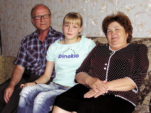 Эдуард Чайка с женой и внучкой