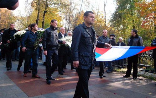 Криминального авторитета похоронили под российским триколором. Но без гимна и залпов орудий.