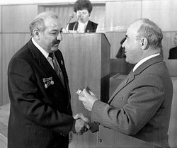 Вручение награды Авакумову (нажмите, чтобы увеличить)