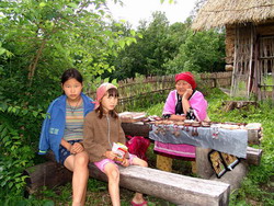 За столом (нажмите, чтобы увеличить)