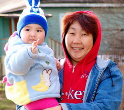 С бабушкой (с. Ачан) (нажмите, чтобы увеличить)