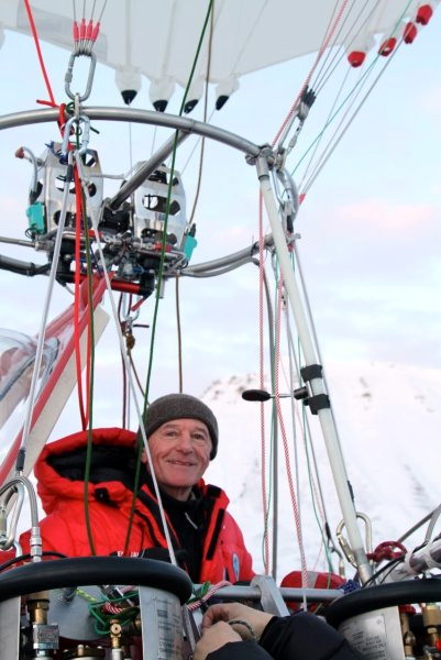Жан-Луи Этьен на своем воздушном шаре. Фото: DPA