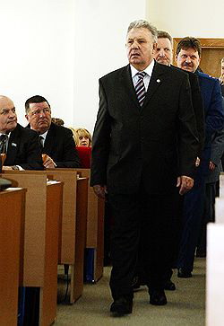 Прокурор Хабаровского края Виталий Каплунов (на заднем плане) присматривает за министрами, работавшими как при Викторе Ишаеве (на переднем плане), так и при Вячеславе Шпорте (второй по ходу)