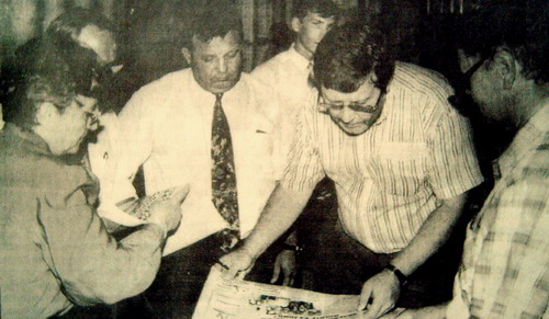 Первый номер газеты, выпущенный на офсетном комплексе. В центре – глава администрации края В. Ишаев и главный редактор С. Торбин, август, 1995 г./Нажмите, чтобы УВЕЛИЧИТЬ (нажмите, чтобы увеличить)