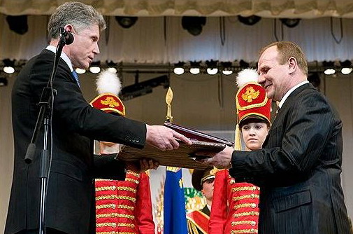 Губернатор Амурской области Олег Кожемяко (слева) подобрал мэру Благовещенска Александру Мигуле (справа) статью под увольнение/ Фото: ИТАР-ТАСС