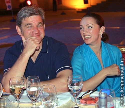 Супруга Сергея Дарькина (слева) Лариса Белоброва оказалась гораздо более обеспеченной, чем муж-губернатор и его дальневосточные коллеги