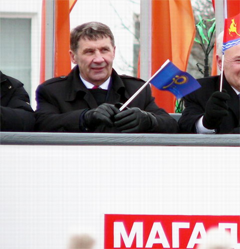 Магаданский губернатор Дудов на первомайской трибуне 2010 года