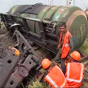 До приезда главы ДВЖД Михаила Заиченко железнодорожники не знали, с чего начинать разбор завалов из 32 цистерн. Фото Сергея Торопова
