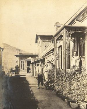 Дом Смитов, в котором жила Элеонора Прей и который до сих пор стоит в Почтовом переулке. Нажмите, чтобы УВЕЛИЧИТЬ (нажмите, чтобы увеличить)