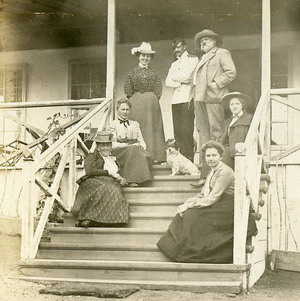 Каждое лето семья Прей, как и многие другие, арендовала дачный дом. Элеонора и Тед Прей снимали дом на Де-Фризе в имении Гольденштедтов. Нажмите, чтобы УВЕЛИЧИТЬ (нажмите, чтобы увеличить)