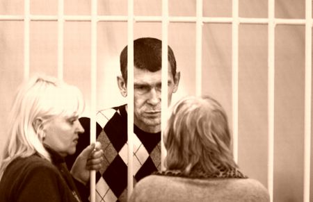 Лидеру ОПС «Общак» Эдуарду Сахнову (в центре) снизили срок с 25 до 22 лет/ Фото Евгения Переверзева