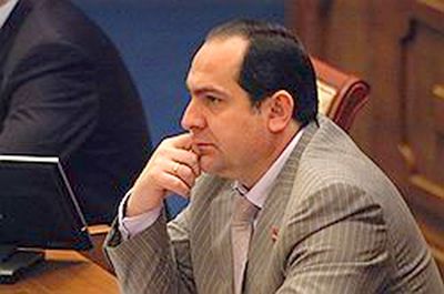 Джамбулат Текиев считает, что у него и его жены реальный доход значительно меньше задекларированной суммы| Фото: Владимир Павлов/Коммерсантъ