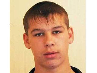 Сладких Александр Вячеславович, 19 лет. Ранее уже был объявлен в розыск военной прокуратурой Кировского района за самовольный уход с оружием из своей в.ч спецназа