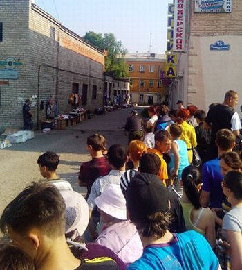За время операции на улице собралось немало зевак. Фото с сайта ussur.net