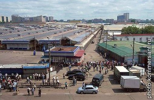 Следствие считает, что именно с грузовых площадок Черкизовского торгового комплекса контрабанда доставлялась конечному потребителю/ Фото: Валерий Мельников/Коммерсантъ