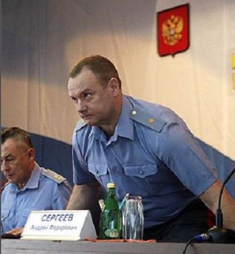 Милицейские начальники Андрей Сергеев (на фото справа) и Алексей Аничин готовы преклониться перед общественным мнением. Фото: Евгений Переверзев/Коммерсантъ