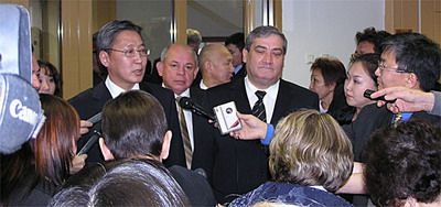 В. Штыров в окружении журналистов
