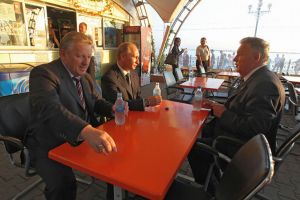 В.В.Путин совершил прогулку по набережной Хабаровска. фото УВЕЛИЧИВАЕТСЯ (нажмите, чтобы увеличить)